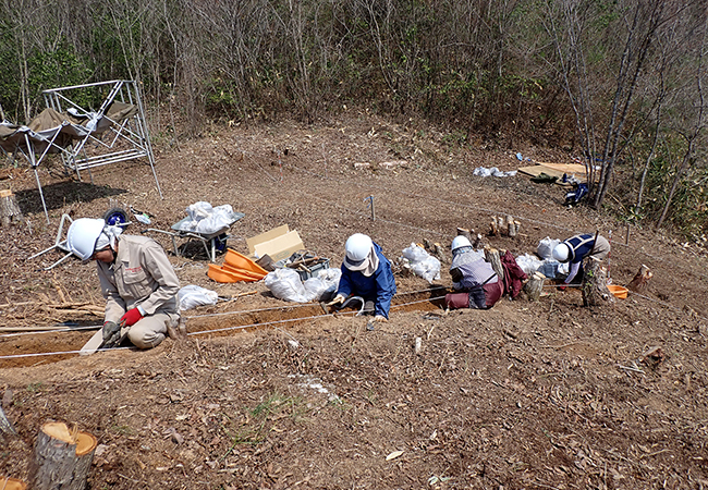 トレンチ調査風景(北西から) トレンチ調査風景(北西から)